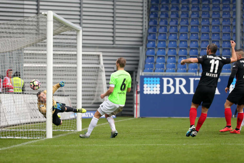In der 31. Minute schlug der Ball zum zweiten Mal ein.