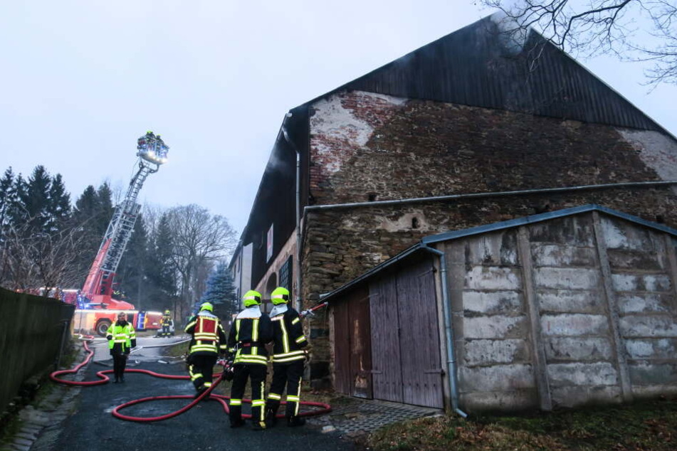 Die Feuerwehr rückte am Donnerstagnachmittag zu einer Scheune in Schneeberg aus.