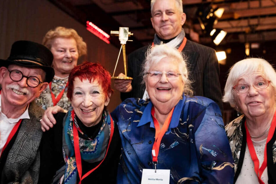 Peter Zeidler (vorne, l-r), Evelyn Gundlach, Melita Moritz, Brigitte Scholz, Helga Mempel (hinten, l-r), und Georg Eggers vom YouTube-Kanal "Senioren Zocken" sitzen bzw. stehen mit Goldener Kamera beim YouTube-Jahresrückblick 2018 im YouTube Space Berlin