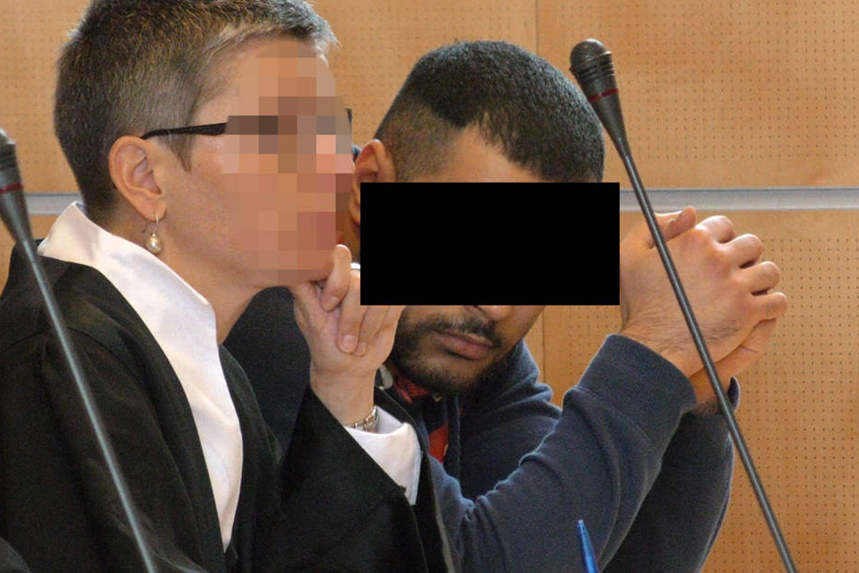 Laut Anklage soll der 24-Jährige sich das Klappmesser von der 30-jährigen geben lassen und damit in den Hals seines Opfers gestochen haben.