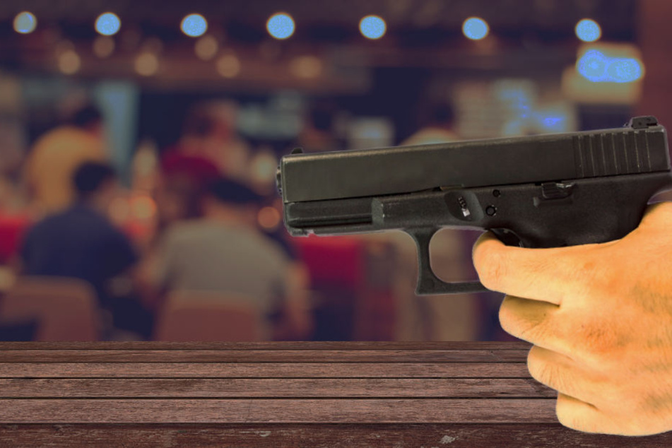 Die Täter hatten die Gäste und die Serviererin bedroht.