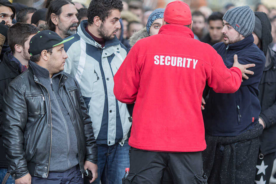 Flüchtlinge stehen vor dem Landesamt für Gesundheit und Soziales in Berlin. (Symbolbild)