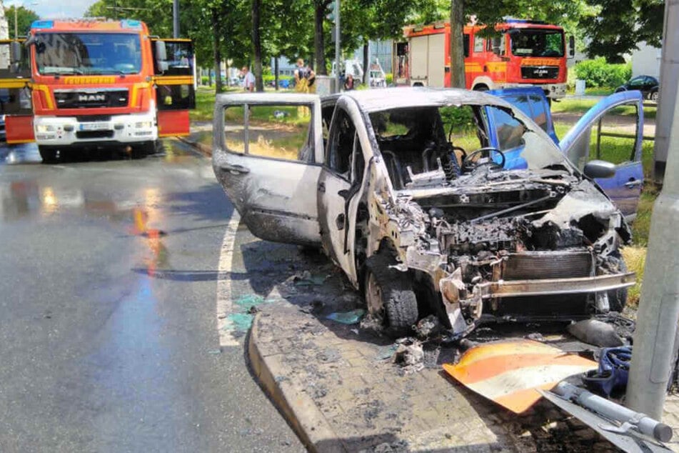 Sein Auto rammte ein Schild, ging dann in Flammen auf.