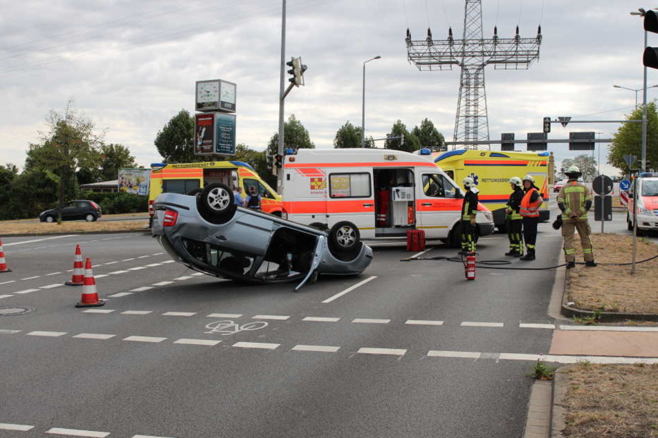 Der Skoda liegt nach dem Unfall auf dem Dach an der Unfallstelle in der Rackwitzer Straße.