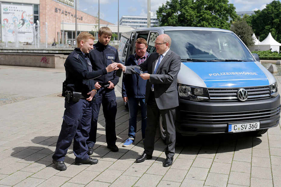 Keine neuen Fahrzeuge, dafür neue Mitarbeiter: Bürgermeister Sven Schulze (47) freut sich über die Personal-Aufstockung.
