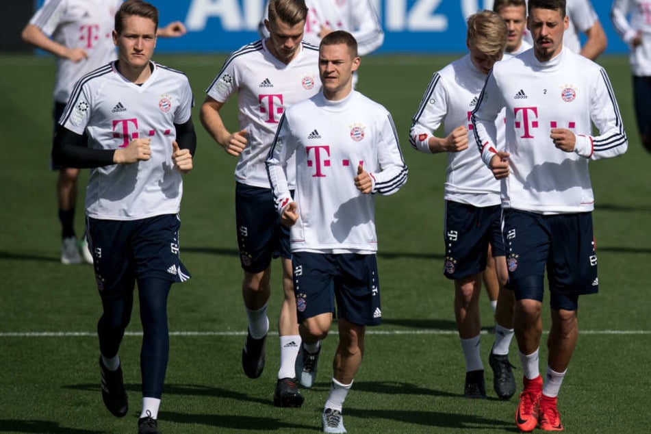 Lars Lukas Mai (2. von links) trainiert regelmäßig bei den Profis mit.