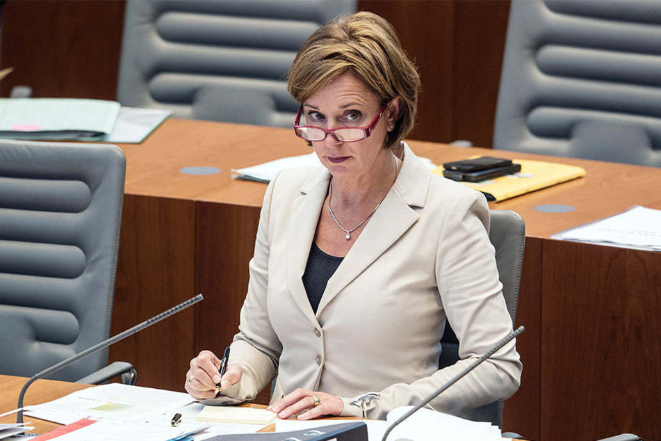 NRW-Schulministerin Yvonne Gebauer (51, FDP) fordert mehr Geld vom Bund.