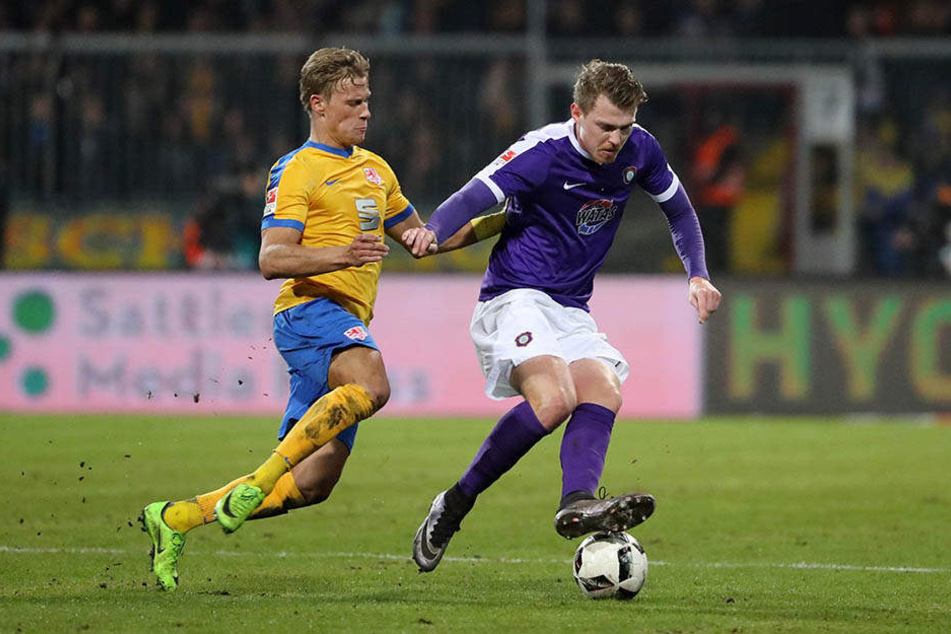 Steve Breitkreuz (r.) behauptet den Ball gegen Julius Biada.