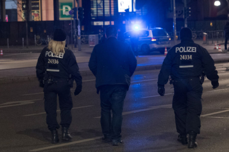 70 Minuten lang bewarf der Junge die Einsatzkräfte (Symbolbild).