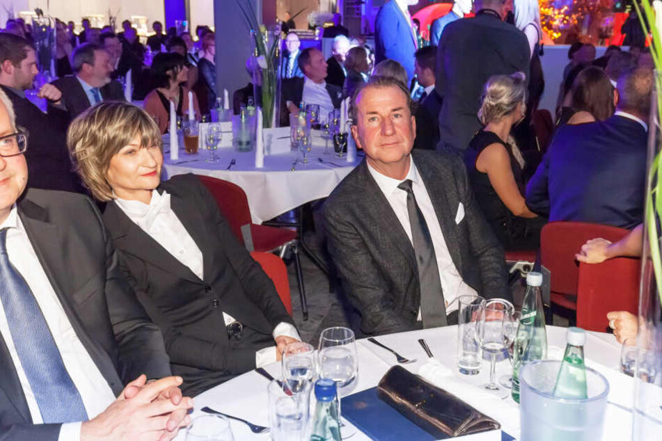 Entspannt verfolgten OB Barbara Ludwig (55, l.) und Andreas Franz (54) die
Gala im Autohaus.