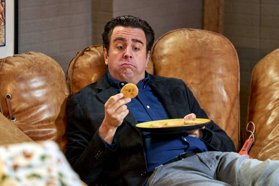 Bastian isst aus Versehen Haschkekse - eine Szene aus der Sitcom "Pastewka" auf Amazon Prime.