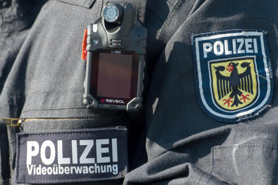 Innenminister Holger Poppenhäger (SPD) übergab die Kameras am Freitag in Gotha an die am Pilotprojekt beteiligten Polizisten.