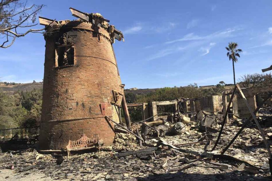 Das abgebrannte Haus von Thomas Gottschalk mit den Resten der historischen Mühle auf seinem Anwesen.
