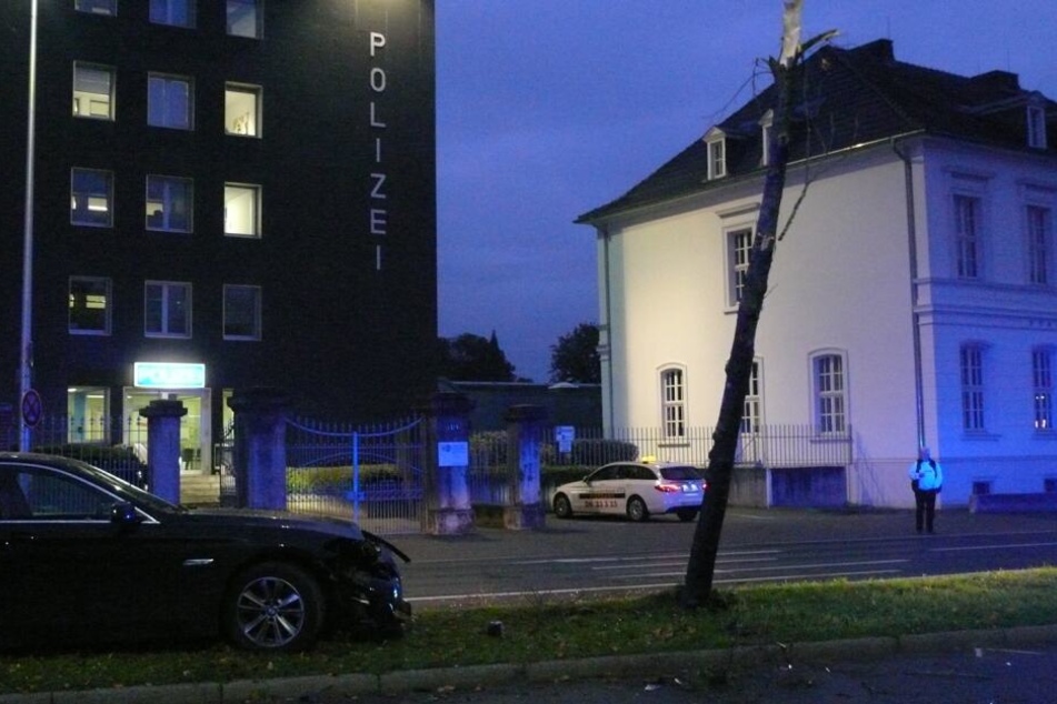 Der Unfall ereignete sich direkt vor der Polizeiwache in Düren.
