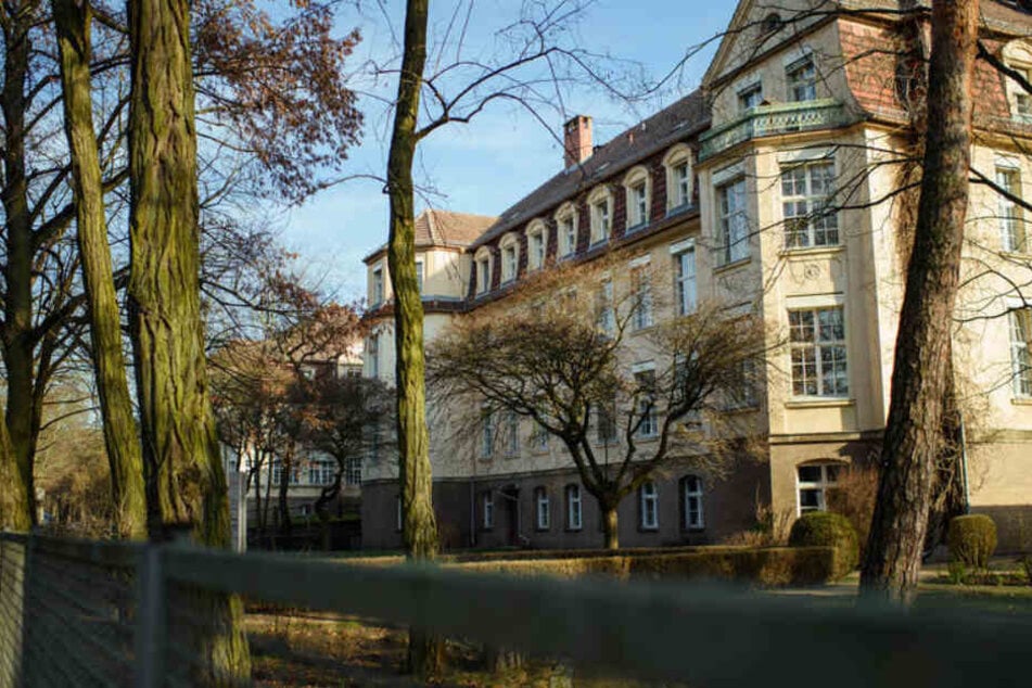Ein Gebäude ist auf dem Gelände der Kliniken Berlin-Köpenick des Deutschen Roten Kreuzes (DRK) zu sehen.
