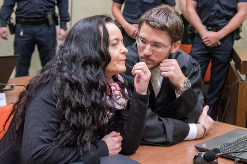 Beate Zschäpe mit einem ihrer Anwälte, Mathias Grasel, im Münchener Gericht.