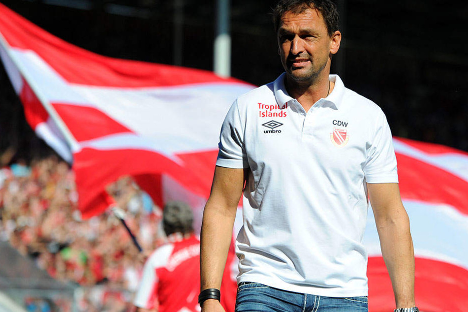 Cottbus-Trainer Claus-Dieter Wollitz dürfte dieser traurige Rekord mit den gewalttätigsten Fans wohl auch nicht schmecken.