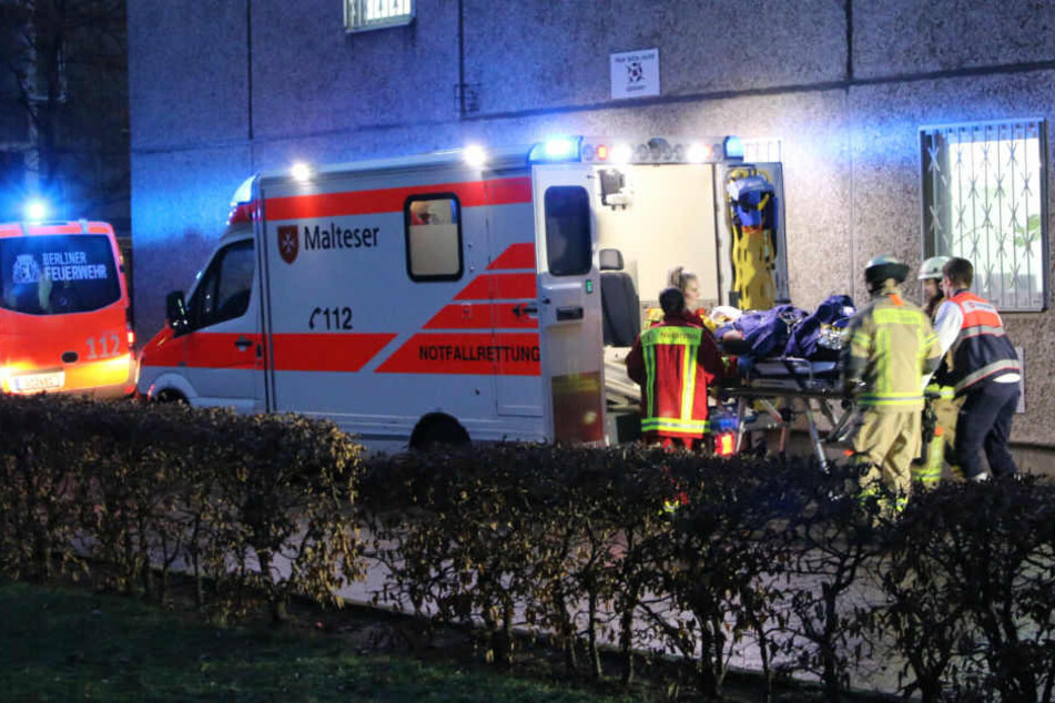Rettungskräfte bringen die schwer verletzte Person in den Rettungswagen.