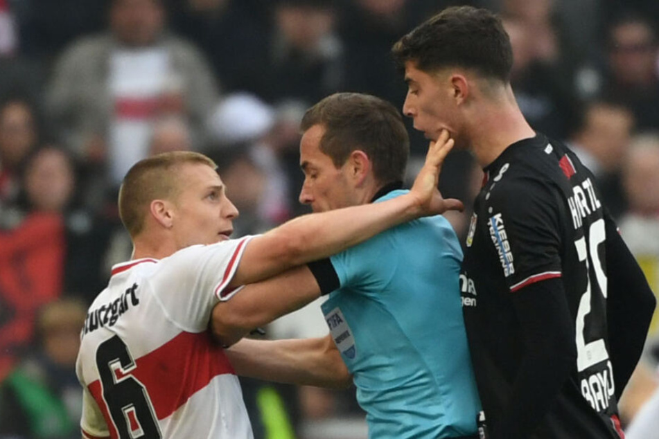 Nach der Spuckerei: Ascacibar (links) bekommt von Schiedsrichter Tobias Stieler (Mitte) die rote Karte gezeigt. Rechts daneben: Kai Havertz.
