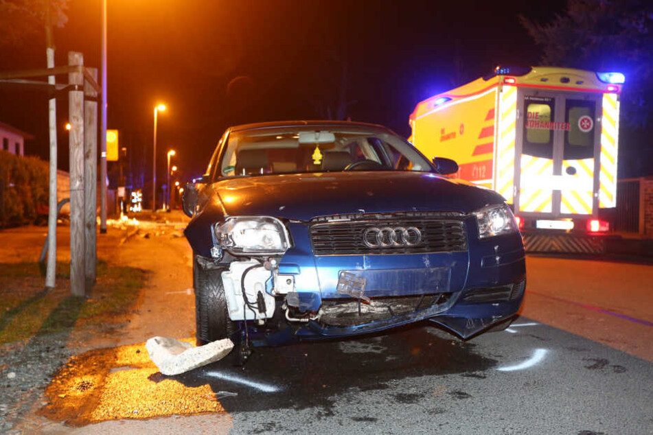 Die 23-Jährige Audifahrerin konnte nicht mehr bremsen, krachte erst in den Roller, dann in eine DVB-Haltestelle.