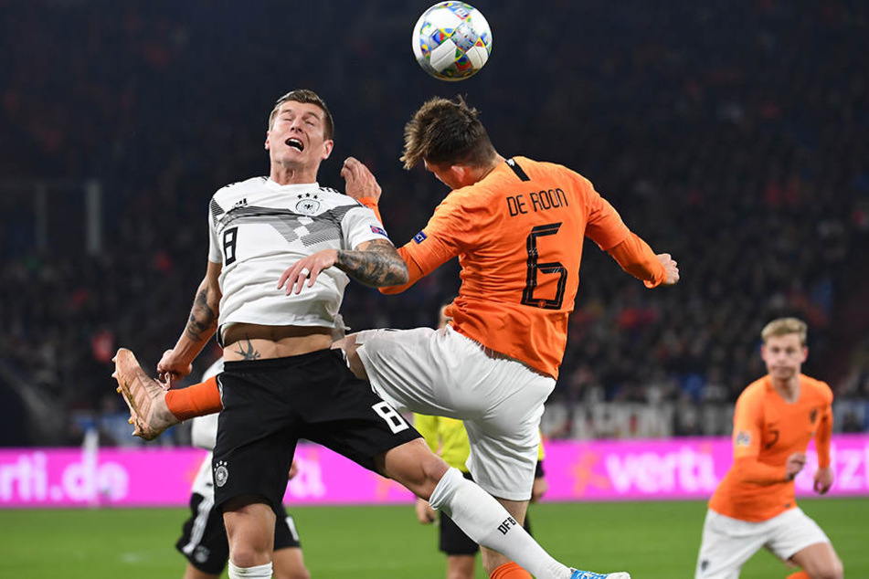 Toni Kroos (l.) zeigte nicht nur seine Spielübersicht, sondern warf sich auch in die Zweikämpfe wie hier gegen Hollands Marten de Roon.