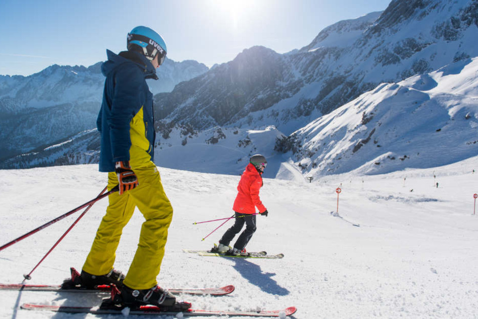 Einige Skigebiete in Bayern läuten die Saison ein.