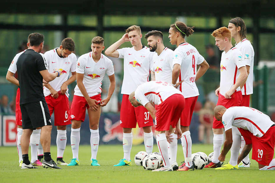 Die Verteidiger Anthony Jung (5.v.l.) und Atinc Nukan (r.) waren bei ihren aktuellen Vereinen Ingolstadt und Besiktas keine Stammkräfte. Wohin führt ihr Weg?