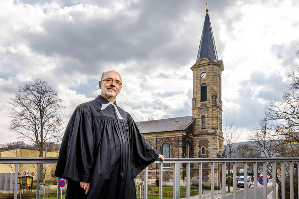 Pfarrer Christoph Singer (62) von der Evangelisch-Lutherischen Kirchgemeinde
Freital vor der geplünderten Emmauskirche.