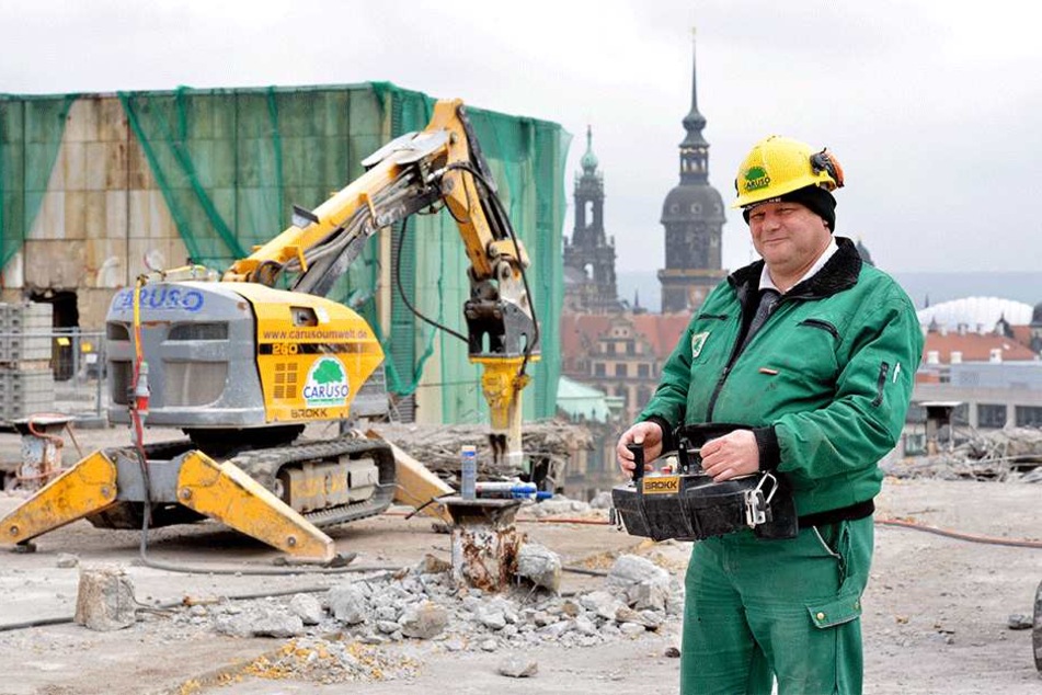 "Operator" Olaf Baese (49) steuert den modernen Roboter.
