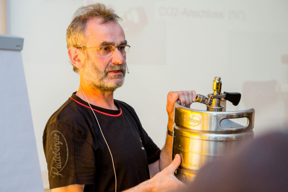 Gerald Häntzschel, bei Radeberger der Leiter für Qualitätsservice Gastronomie, erklärt den Aufbau eines Fasses.