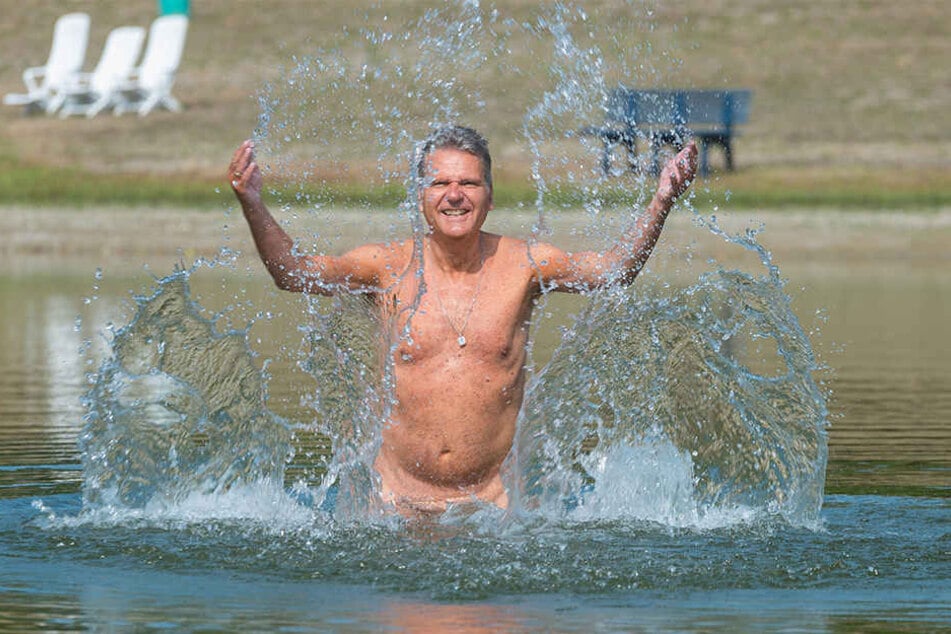 Hosen runter oder raus! Wer im Strandbad Wostra so fröhlich planschen will wie dieser Gast, muss sich strikt an die FKK-Ordnung halten.