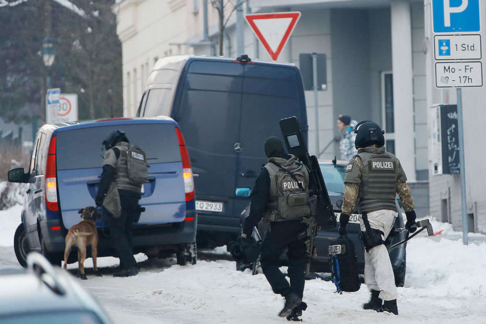 Mit Schutzwesten, Waffen und Spürhunden war die Polizei auf dem Sonnenberg unterwegs.