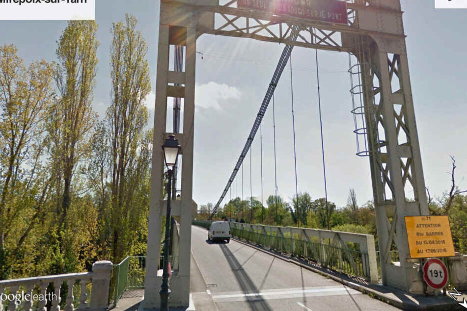 Aufnahme des Internet-Dienstes Google Earth von der Brücke in Mirepoix-sur-Tarn, aufgenommen im Jahr 2018.