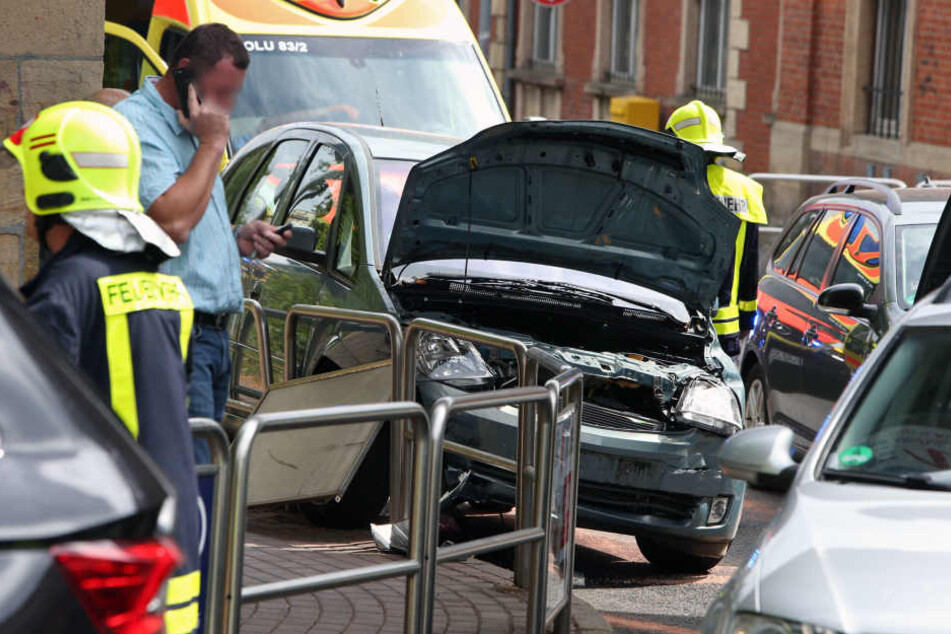 Mehrere Autos stehen nach dem Kreuzungs-Crash unter der Bahnbrücke. Die Einsatzkräfte klären vor Ort die Lage.