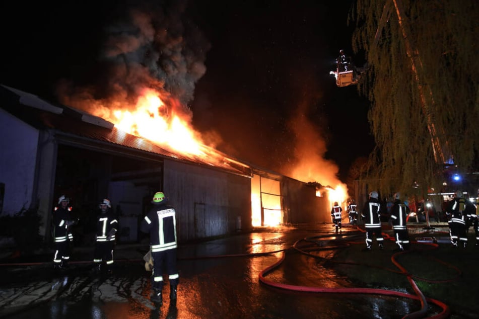 In Diehmen stand eine Gebäude in Flammen.