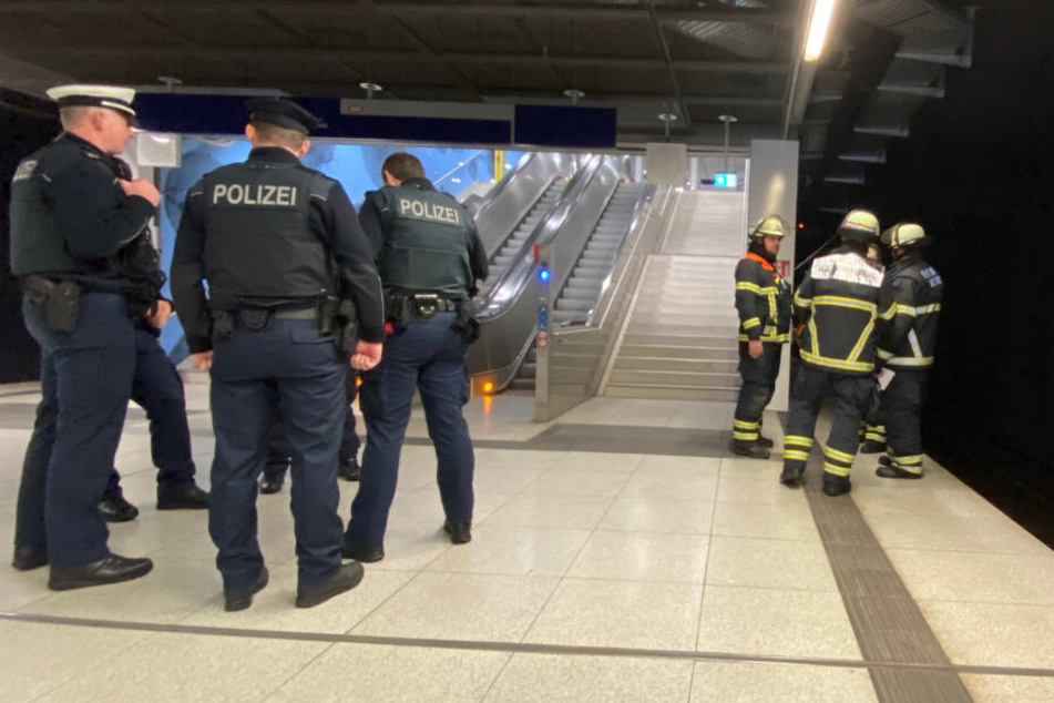 Polizei und Feuerwehr kontrollieren den Bahnsteig.
