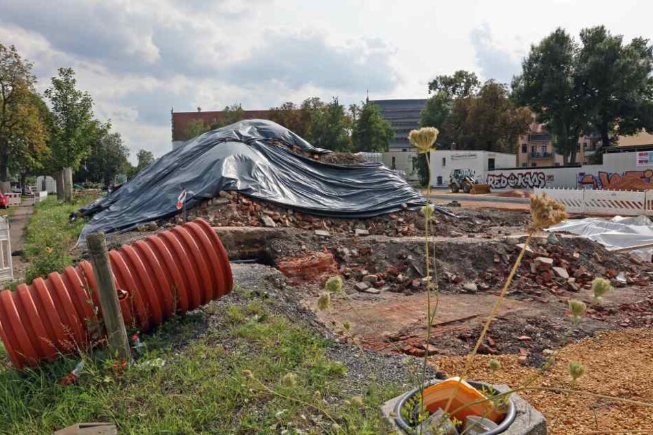 Schadstoff-Alarm auf der Baustelle Alter Gasometer in Zwickau: Arbeiter sind auf kontaminiertes Material gestoßen.