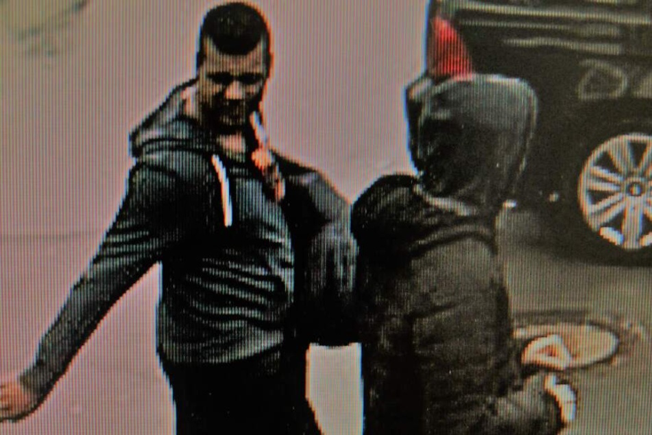 Nach der Tat schlenderten die beiden Täter über den Supermarkt-Parkplatz.