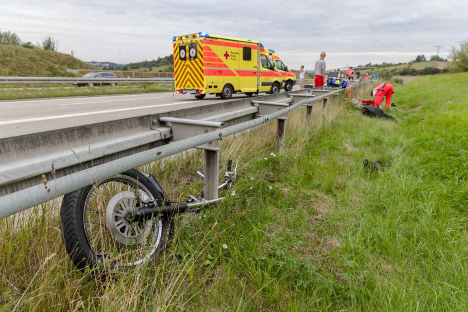 Das Motorrad wurde bei dem Unfall auf der A 17 in zwei Teile geteilt.