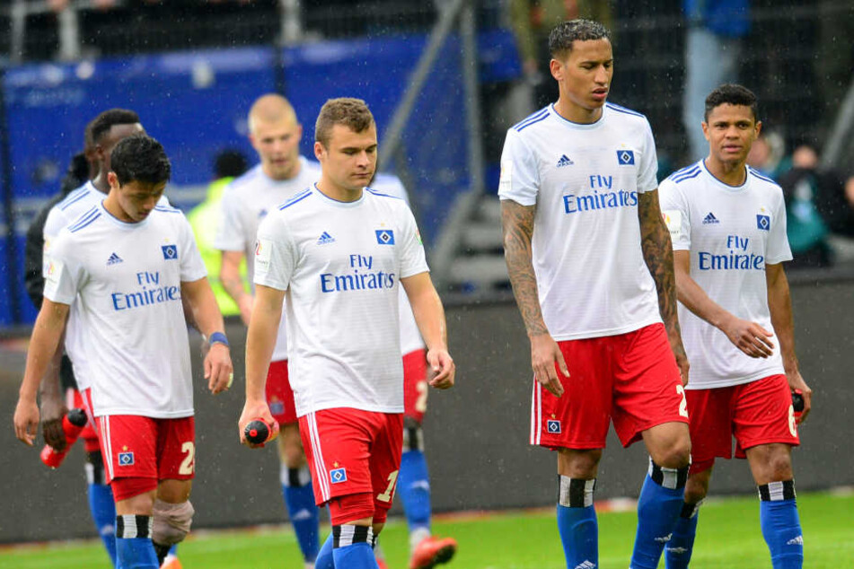 Enttäuscht verlassen die HSV-Profis nach der Niederlage gegen Regensburg das Feld.