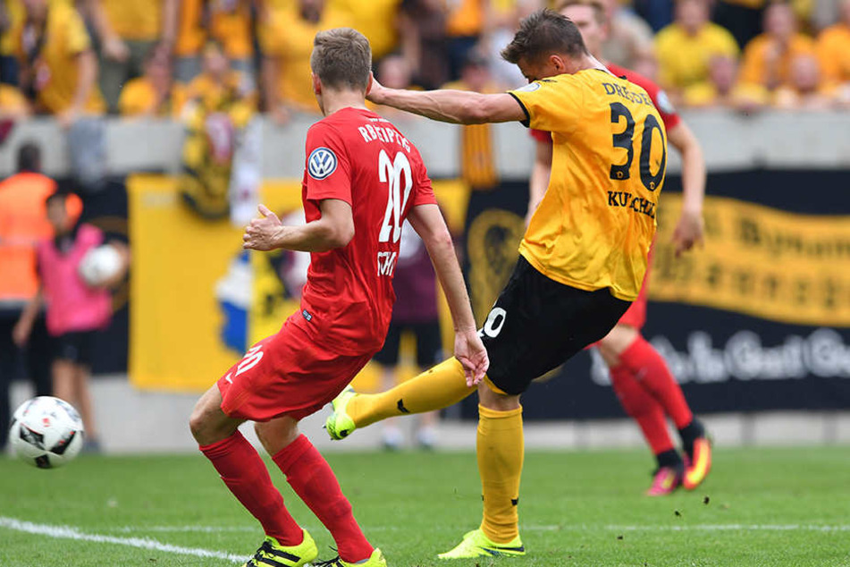 Hier zieht Stefan Kutschke zum 2:2-Ausgleich ab. Kurz zuvor beschimpften ihn die RB-Fans.