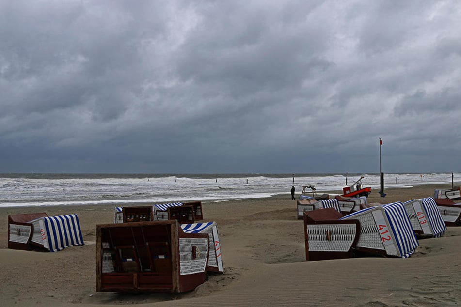 Dunkle Wolken über Norderney an Pfingsten. Kommt es heute Abend noch schlimmer?