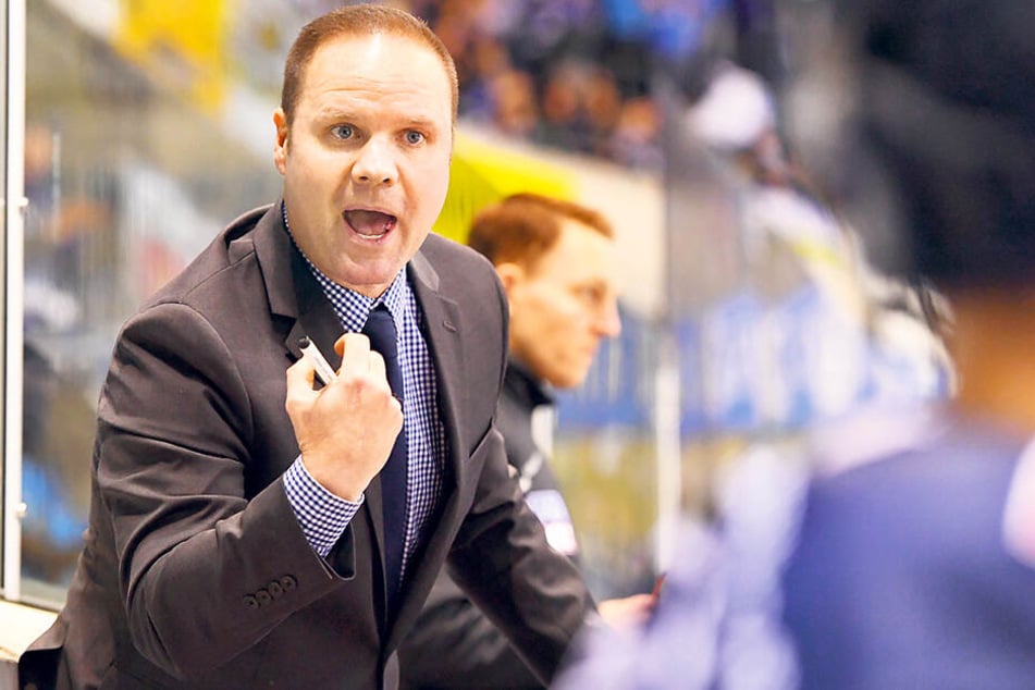Eislöwen-Coach Bradley Gratton war nicht glücklich, was er von der Bank aus sah.
