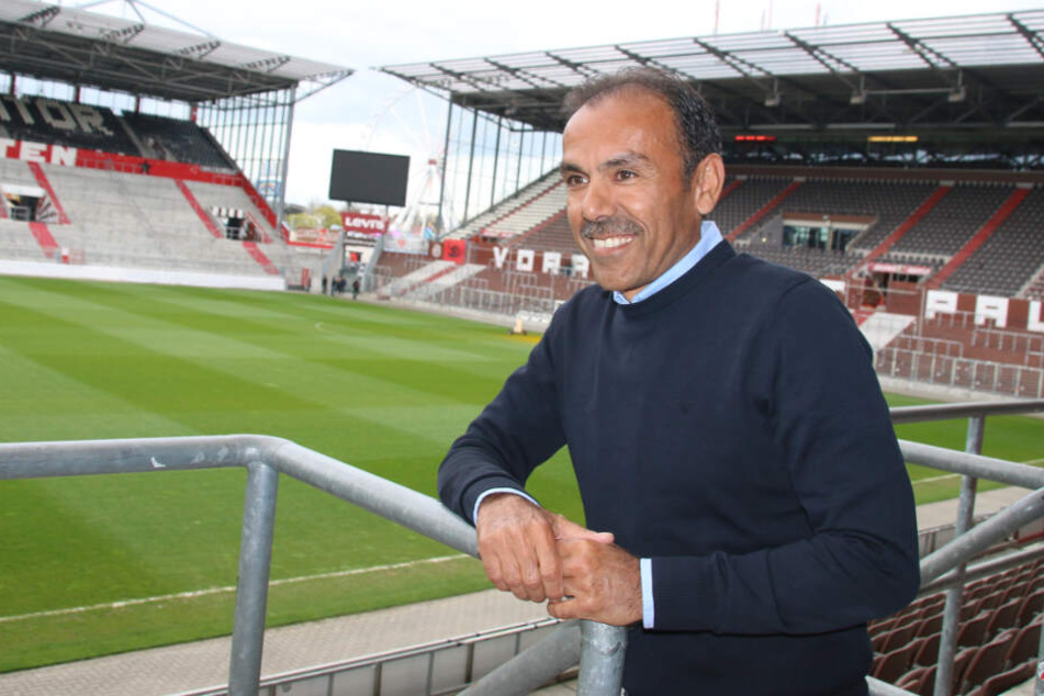 Bei seiner Vorstellung nahm Jos Luhukay schon das Stadion unter die Lupe.