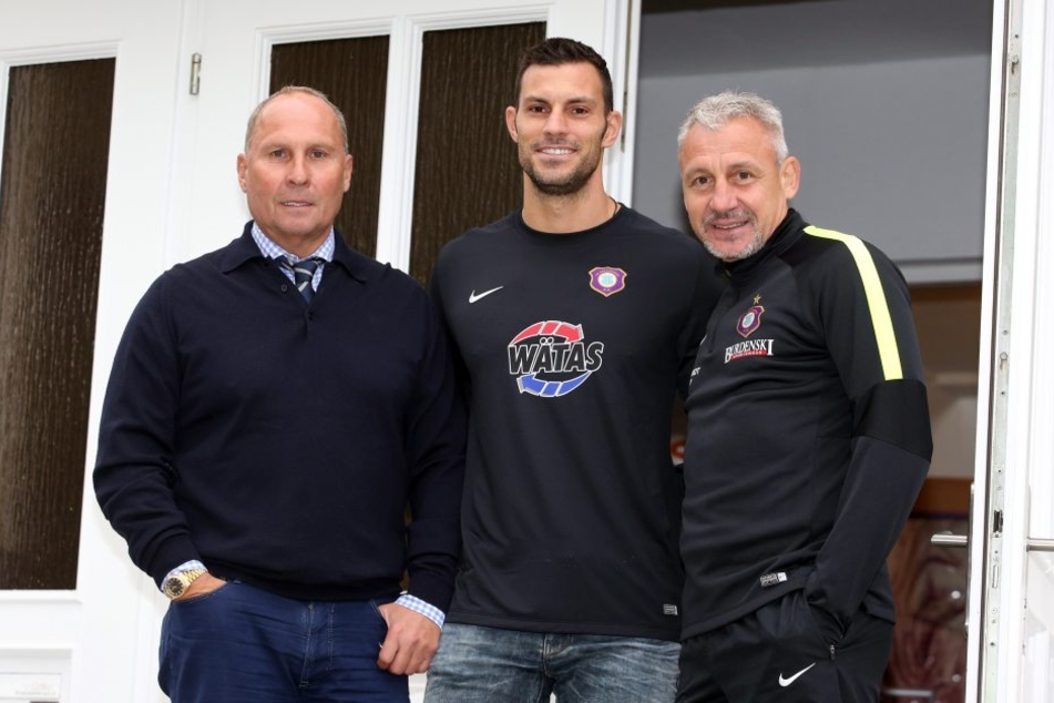Aues neuer Schlussmann Daniel Haas (M.) mit Coach Pavel Dotchev (r.) und FCE-Boss Helge Leonhardt.