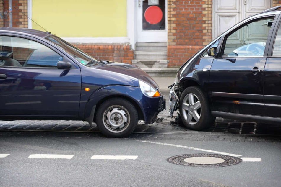 Mehrer Autofahrer sind am Wochenende bei Frontalzusammenstößen in Bayern gestorben. (Symbolbild)