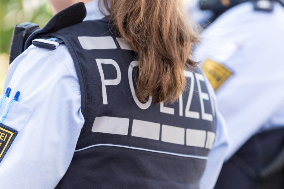 Die Frau griff sogar die Polizisten an und verletzte dabei eine Beamtin. (Symbolbild)