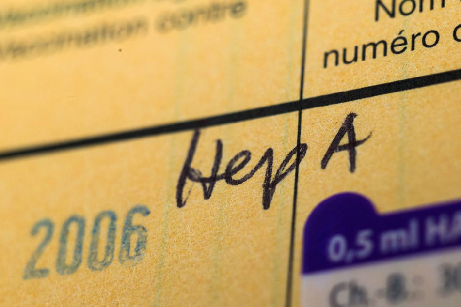 Immer wieder stecken sich Menschen mit Hepatitis A an, dabei kann eine Impfung vor einer Infektion schützen.