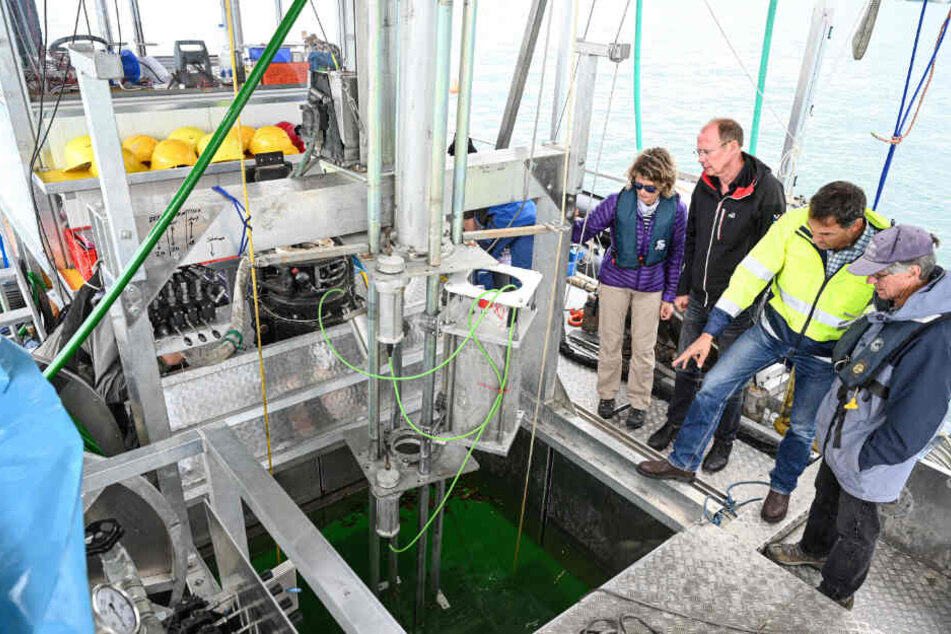Wissenschaftler und Forscher bereiten am 29. Mai 2019 auf dem Bodensee zwischen Hagnau und Konstanz die Bohrplattform vor, die eingesetzt wird, um das Sediments des Bodensees zu erforschen.