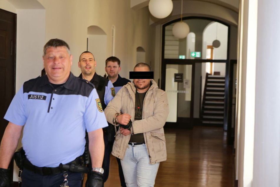 Der angeklagte Faouzi A. (37) auf dem Weg in den Gerichtssaal. Ihm wird der Mord an einem in Leipzig lebenden Ehepaar vorgeworfen.